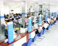 Vừa sa thải hàng loạt, ngân hàng đẩy mạnh tuyển dụng