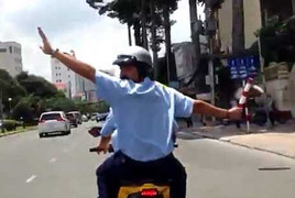 Clip: Dàn xe 'khủng' hộ tống Nick náo loạn Sài Gòn
