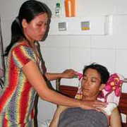 Nhận lỗi thay không được, rút dao đâm công an