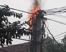 Clip: Cháy cột điện, hàng trăm người hoảng loạn