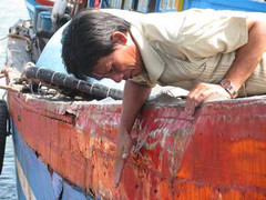 Video: Tàu Trung Quốc đâm hỏng tàu cá Việt