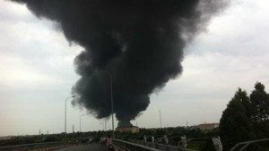 Clip: Khói đen đám cháy như vòi rồng ở Bắc Ninh