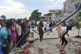 Hà Nội: Ô tô đâm người bay lên mái nhà