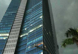 Lồng sắt đập vỡ kính rơi xuống bể bơi Keangnam