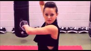 Thiếu nữ xinh đẹp khoe tuyệt đỉnh Kungfu