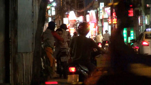 Đột nhập 'lò' chăn dắt trẻ bán kẹo cao su