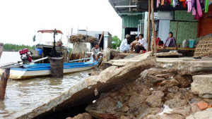 Lở đất ở Cà Mau, nhiều căn nhà hư hại