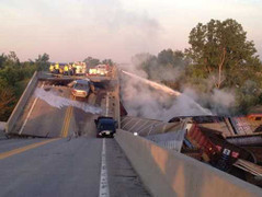 Clip: Kinh hoàng tàu hoả đối đầu, đâm sập cầu vượt