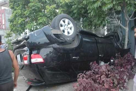 Video: Xe 'điên' hất văng 3 người lên mái nhà