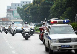 Kiểm tra xe biển xanh đón Nick Vujicic ở Hà Nội