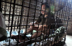 Trung Quốc: Mẹ nhốt con 11 năm trong cũi sắt