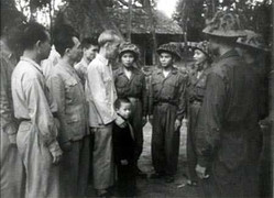 Chú bé 'lạ' trong bức ảnh chụp với Bác Hồ