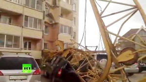 Clip: Cần trục 'xé toạc' chung cư cao tầng ở Nga