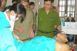 Nhìn thấy 'ghét', đâm trọng thương cảnh sát hình sự