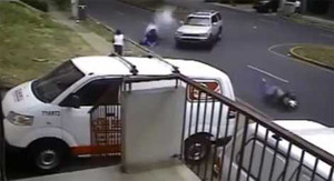 Va chạm kinh hoàng với ô tô, nạn nhân bật dậy đi tiếp