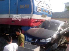 Vượt đường ngang, xe tiền tỷ bị tàu hỏa nghiền nát