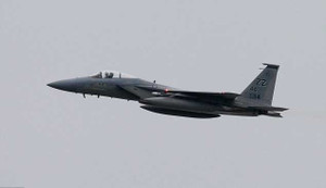 Không quân Mỹ cấm Chim ưng F-15 bay ở Okinawa