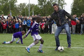 Van Persie trổ tuyệt kỹ trên sân bóng phủi