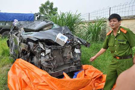 Xe điên đâm chết 3 người: Truy tìm người lạ mặt