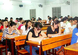 Tốt nghiệp 16 tháng, 100 sinh viên chưa có bằng
