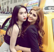 Clip: Ngọc Trinh, Andrea khoe dáng trên đường phố