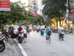 Chặn xe vi phạm, công an bị tông gãy chân