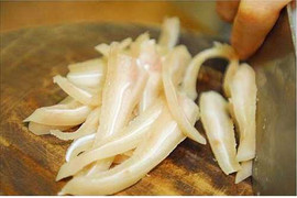 Làm sạch tai heo: Cho vào bể nhựa thông sôi cực độc