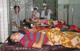 Xế hộp đâm xe cứu thương, 6 người nguy kịch