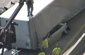 Clip: Xe container tuột thùng, đè bẹp hai gia đình