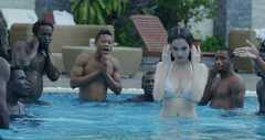 Ngọc Trinh diện bikini, Andrea khoe chân dài