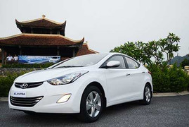 Hyundai Elantra 2013 bị khách hàng Việt chê giá cao