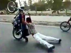 Clip: Bốc đầu hụt, 'quái xế' bị kéo lê trên đường