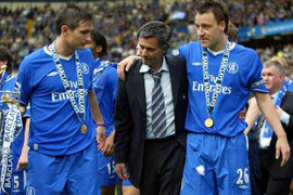 Mourinho trở về: Kẻ khóc, người cười