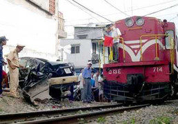 Tàu lửa tông xe máy, 2 người chết thảm