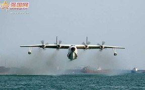 Thủy phi cơ Trung Quốc rơi xuống biển