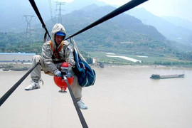 Nghẹt thở cùng các thợ điện cao thế