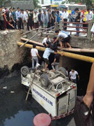 Hà Nội: Xe tải bay xuống kênh trong khu đô thị Mỹ Đình