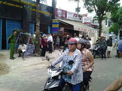 Chủ nhà nghỉ đi cấp cứu với con dao cắm trên đầu