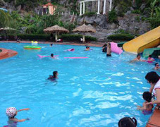 Hà Nội 40°C, bể bơi tăng giá vé ào ào