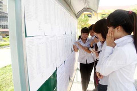Sĩ tử 12 rạng rỡ xem số báo danh thi tốt nghiệp