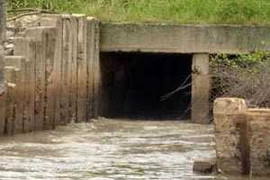 Trộm chạy trốn, bị cuốn trôi xuống cống