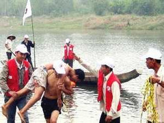 Bốn thành viên trong đoàn tình nguyện bị đuối nước