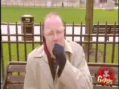 Dùng tiền dụ dỗ người đẹp đi trên đường