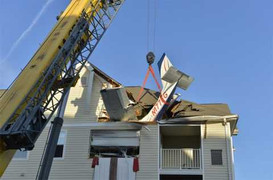 Clip: Máy bay đâm thủng nhà dân