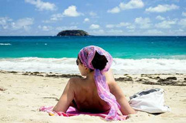 Người đàn bà đẹp có đuôi cá nằm tắm nắng