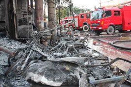 Gần 1.000 người chữa cháy cây xăng giữa thủ đô