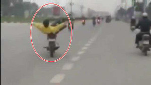 Clip: 'Quái xế' ngông cuồng phô diễn lái xe bằng chân