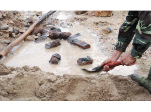 Video: Đạn phát nổ, nằm lăn lóc giữa lòng khu dân cư