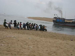 Tàu cá chở 7 ngư dân bị mắc cạn ở Trường Sa