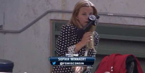 Nữ MC xinh đẹp 'dính' trọn quả bóng khi đang tác nghiệp